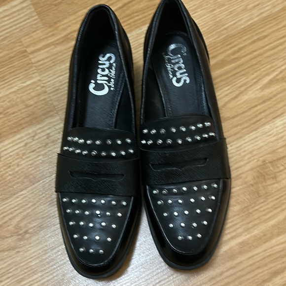 Shoes - Picture 1 of 4